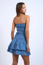 Robe courte bleu bustier smockée, en tissu léger, avec volants, idéale pour l'été et les journées à la plage.