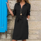 Robe courte chemise ceinturée en coton léger, manches courtes, idéale pour un look professionnel au quotidien.