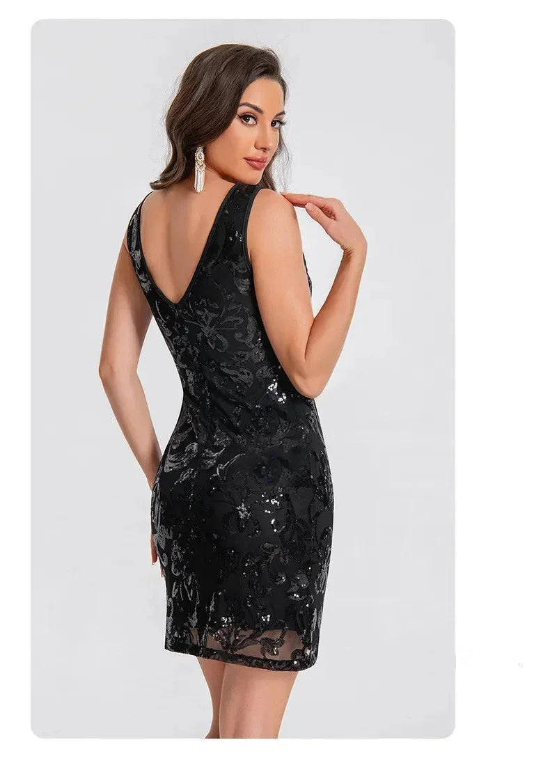 Robe courte cocktail pailletée sans manches, tissu brillant, design multicolore idéal pour des soirées festives.