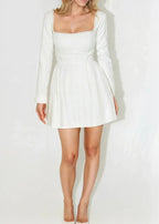 Robe courte en polyester avec col carré, manches longues, détails en perles et jupe plissée élégante pour les soirées.