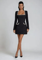 Robe courte en tissu léger, col carré, manches longues, ornée de perles pour une touche élégante lors des soirées.