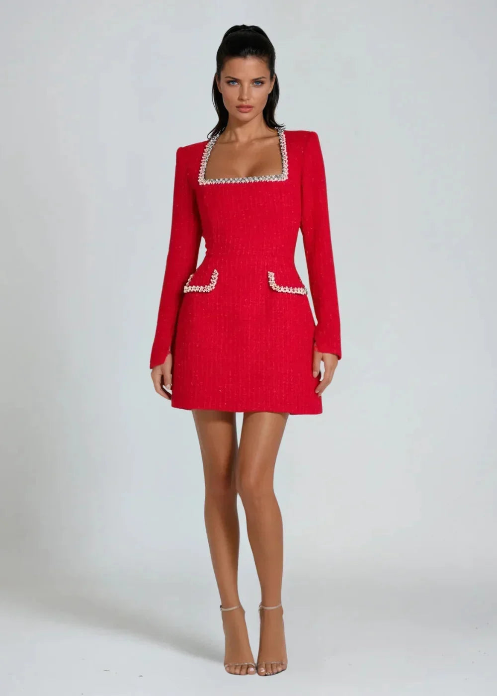 Robe courte à col carré avec manches longues, ornée de perles, en tissu fluide pour une élégance discrète lors des soirées.