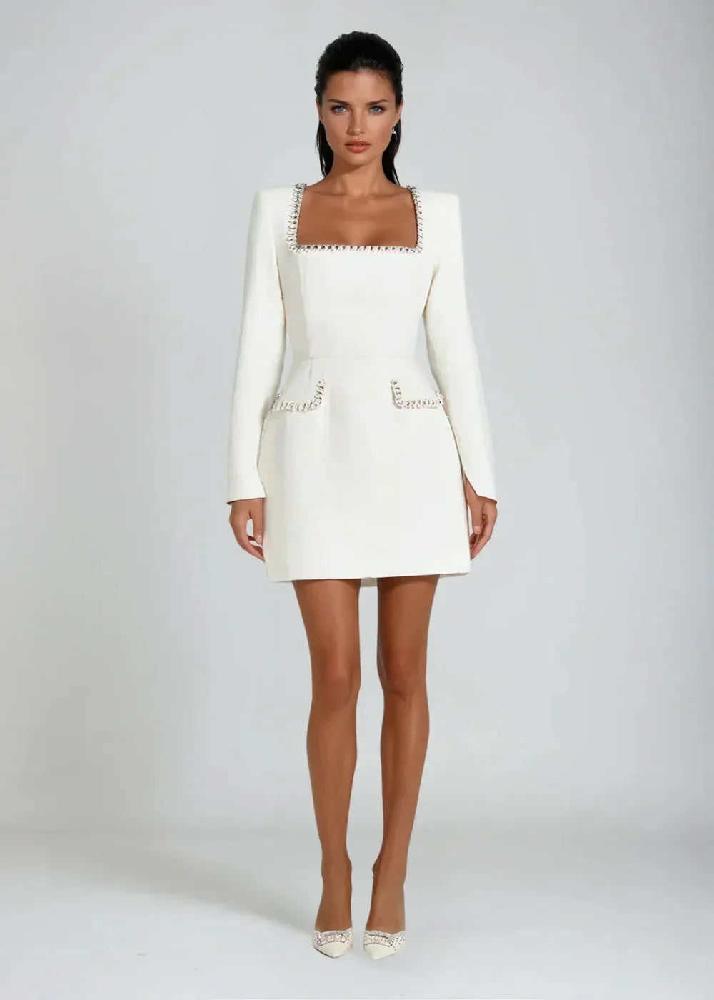 Robe courte en tissu doux, col carré, manches longues, ornée de perles pour une touche d'élégance lors des soirées.