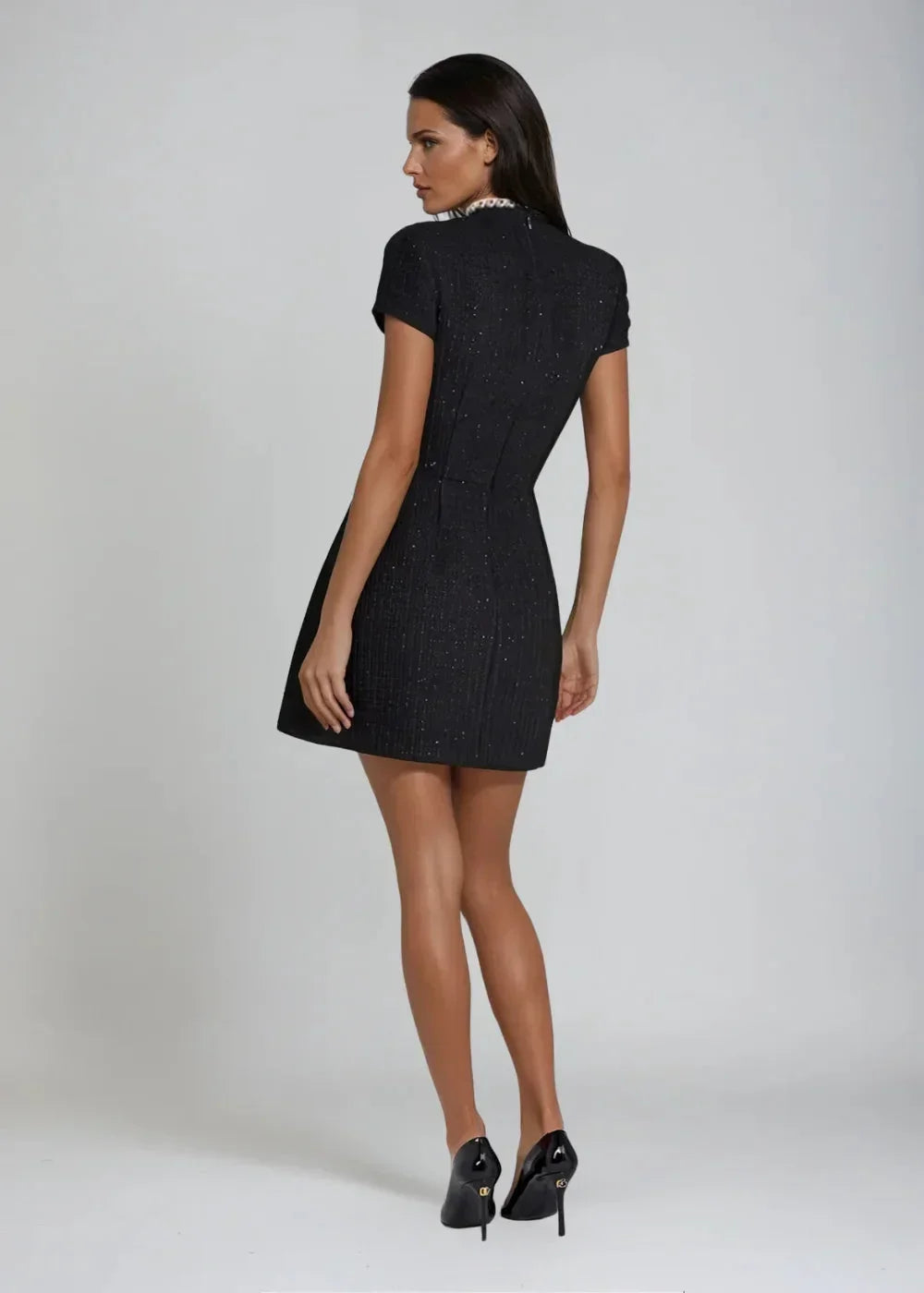 Robe courte col montant avec détails en perles et manches courtes, en tissu léger, parfaite pour les soirées. Plusieurs…