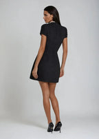 Robe courte col montant avec détails en perles et manches courtes, en tissu léger, parfaite pour les soirées. Plusieurs…