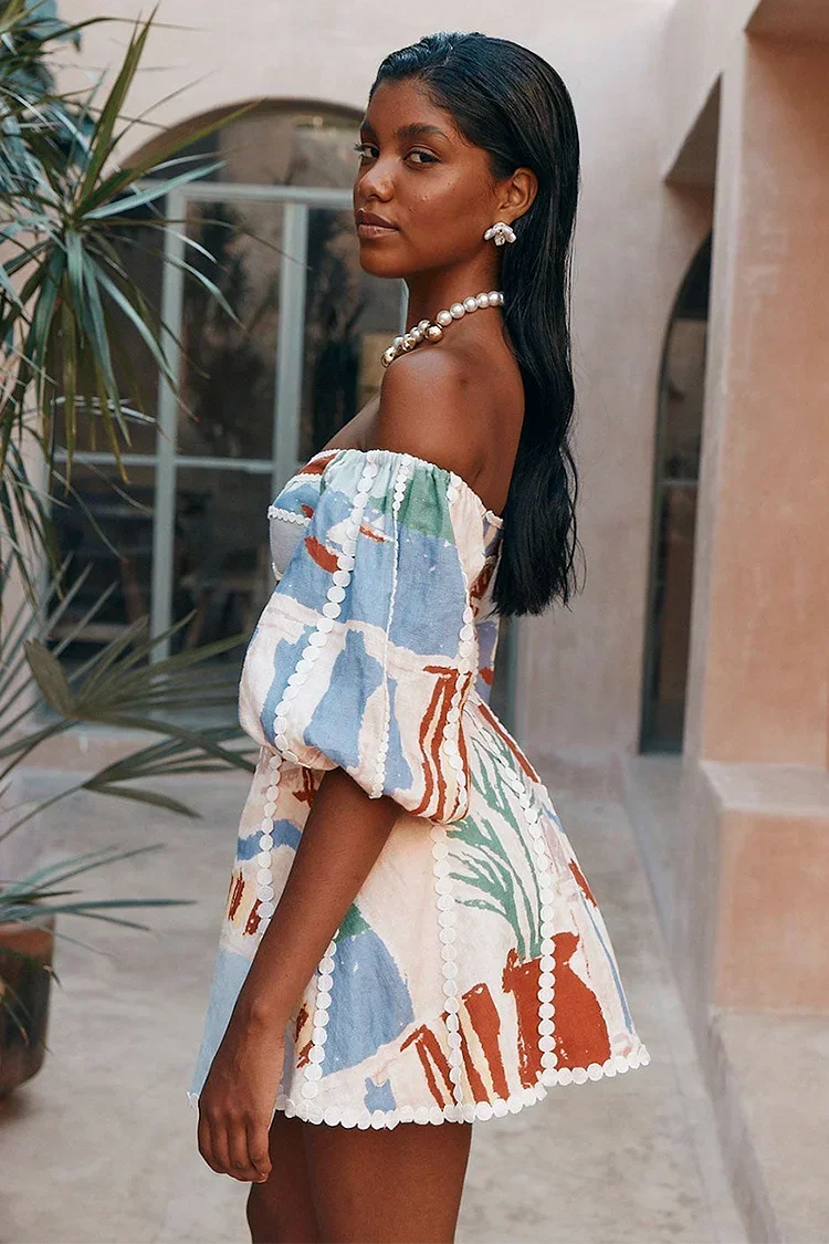 Robe courte à fleurs multicolores, manches courtes, épaules dénudées, en coton léger, parfaite pour les journées d'été.