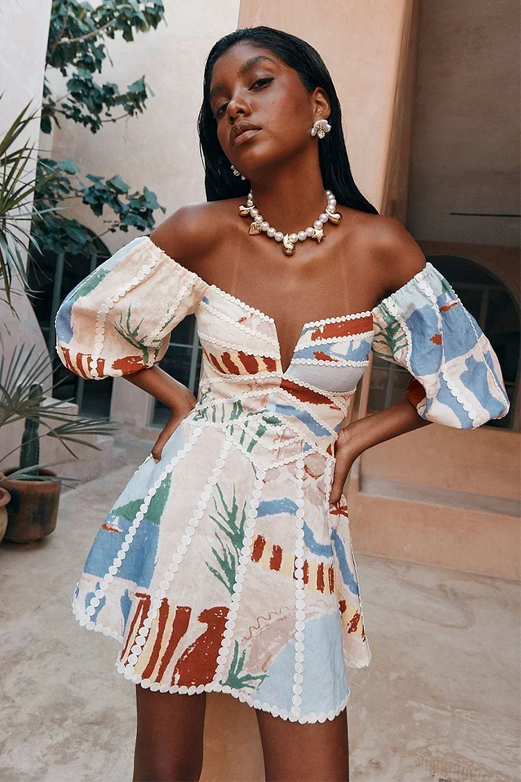 Robe courte à fleurs, en coton léger, manches courtes et épaules dénudées, design bohème idéal pour l'été.