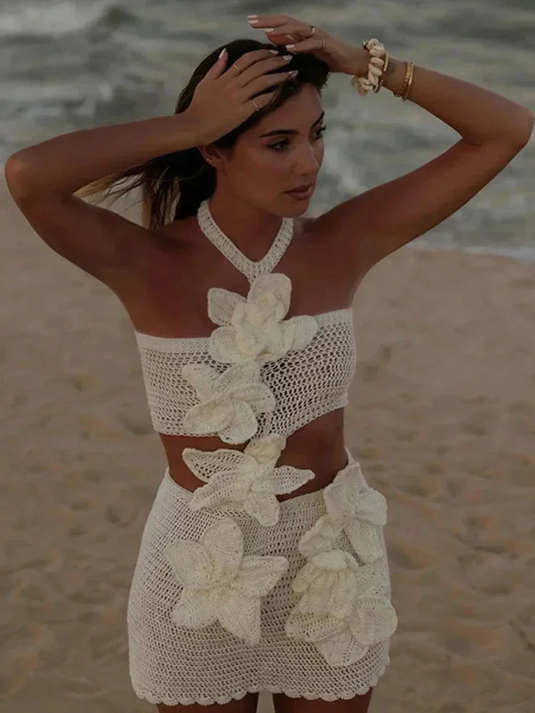 Robe courte blanche en crochet avec fleurs découpées, idéale pour les soirées d'été, légère et aérée.