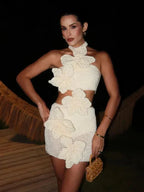 Robe courte en crochet blanc, motif à fleurs, découpe élégante, parfaite pour les soirées d'été. Matière légère et aérienne.