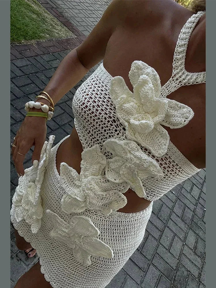 Robe courte en crochet blanc avec fleurs, coupe estivale, manches courtes, idéale pour des soirées décontractées.