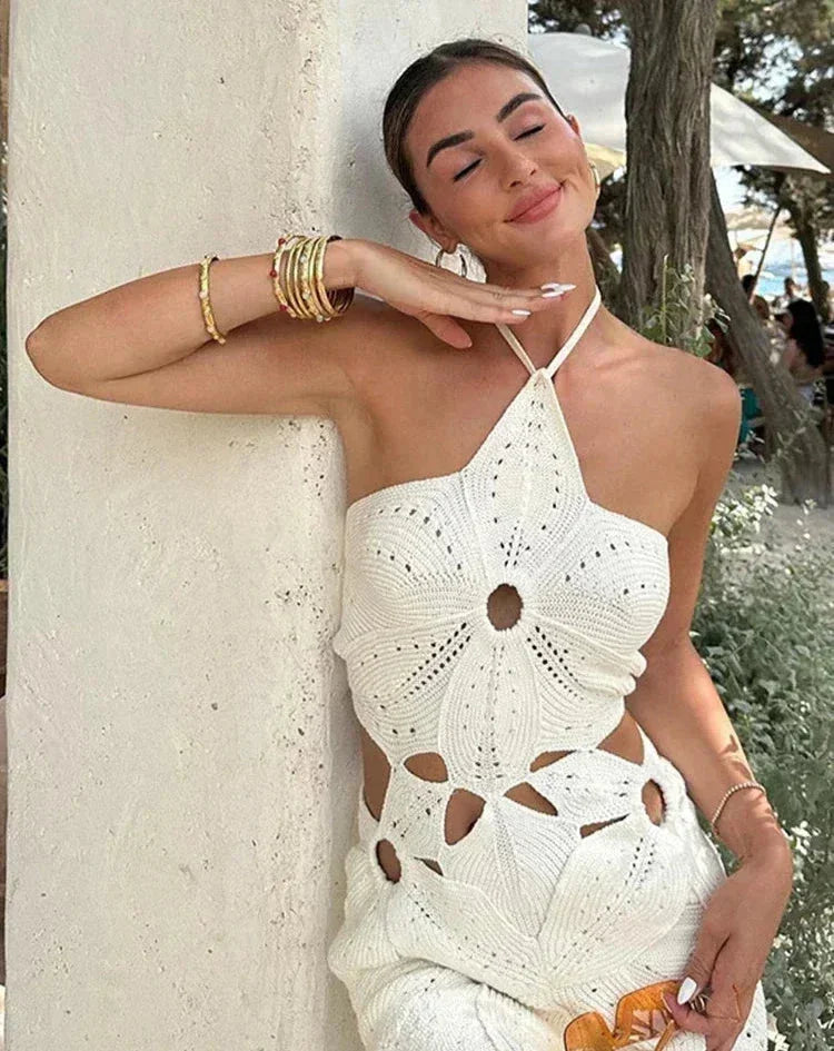 Robe courte en crochet avec découpes et décolleté licou, parfaite pour l'été à la plage, légère et aérée.