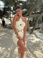 Robe courte en crochet léger, avec découpes et décolleté licou, idéale pour des journées d'été à la plage.