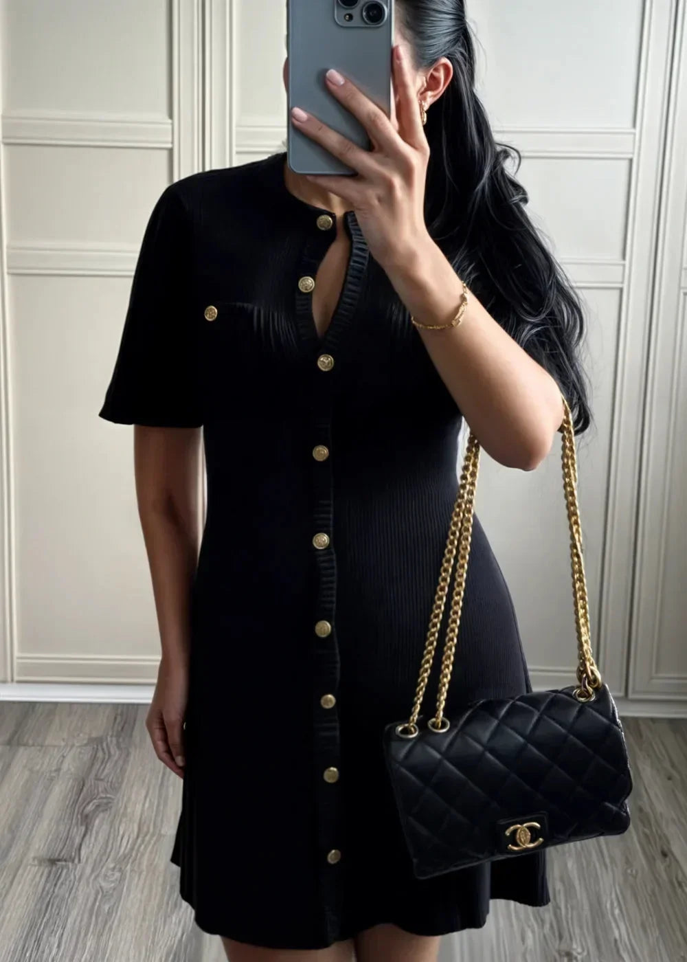 Robe courte côtelée, boutonnée avec manches courtes, en coton doux, parfaite pour un style décontracté au quotidien.