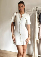 Robe courte côtelée boutonnée avec manches courtes, fabriquée en coton, idéale pour le quotidien, disponible en plusieurs…