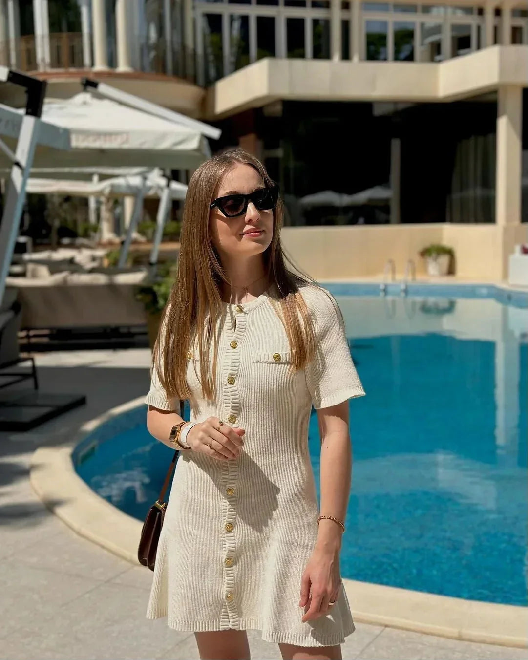 Robe courte côtelée à manches courtes, boutonnée, en coton léger, parfaite pour les journées d'été, disponible en plusieurs…