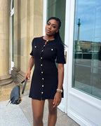 Robe courte côtelée à manches courtes, design boutonné, en coton léger, idéale pour un look quotidien estival. Disponibles en…