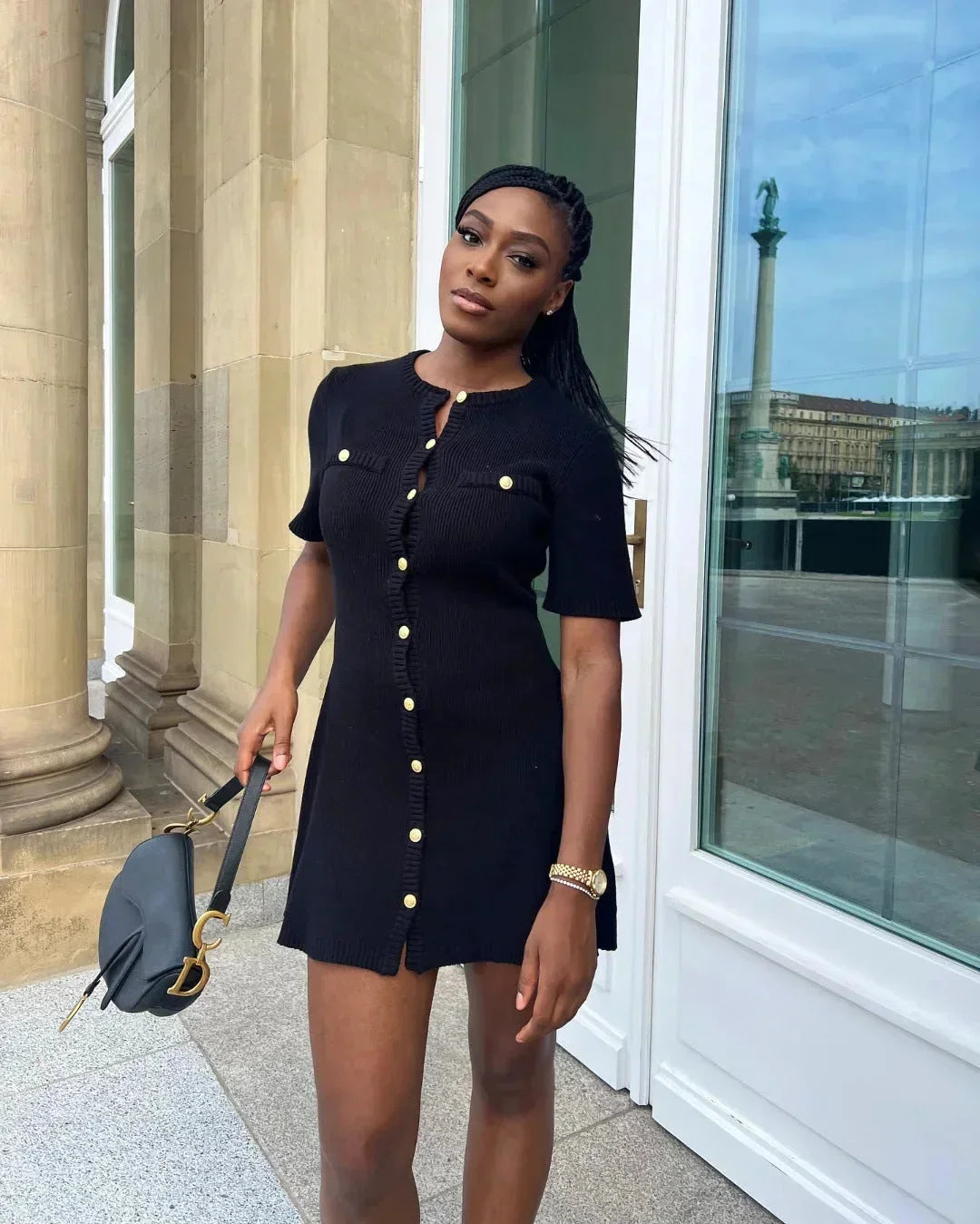 Robe courte côtelée à manches courtes, design boutonné, en coton léger, idéale pour un look quotidien estival. Disponibles en…