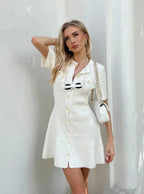 Robe courte côtelée en coton, manches courtes, boutonnée sur le devant, parfaite pour un look décontracté d'été. Plusieurs…