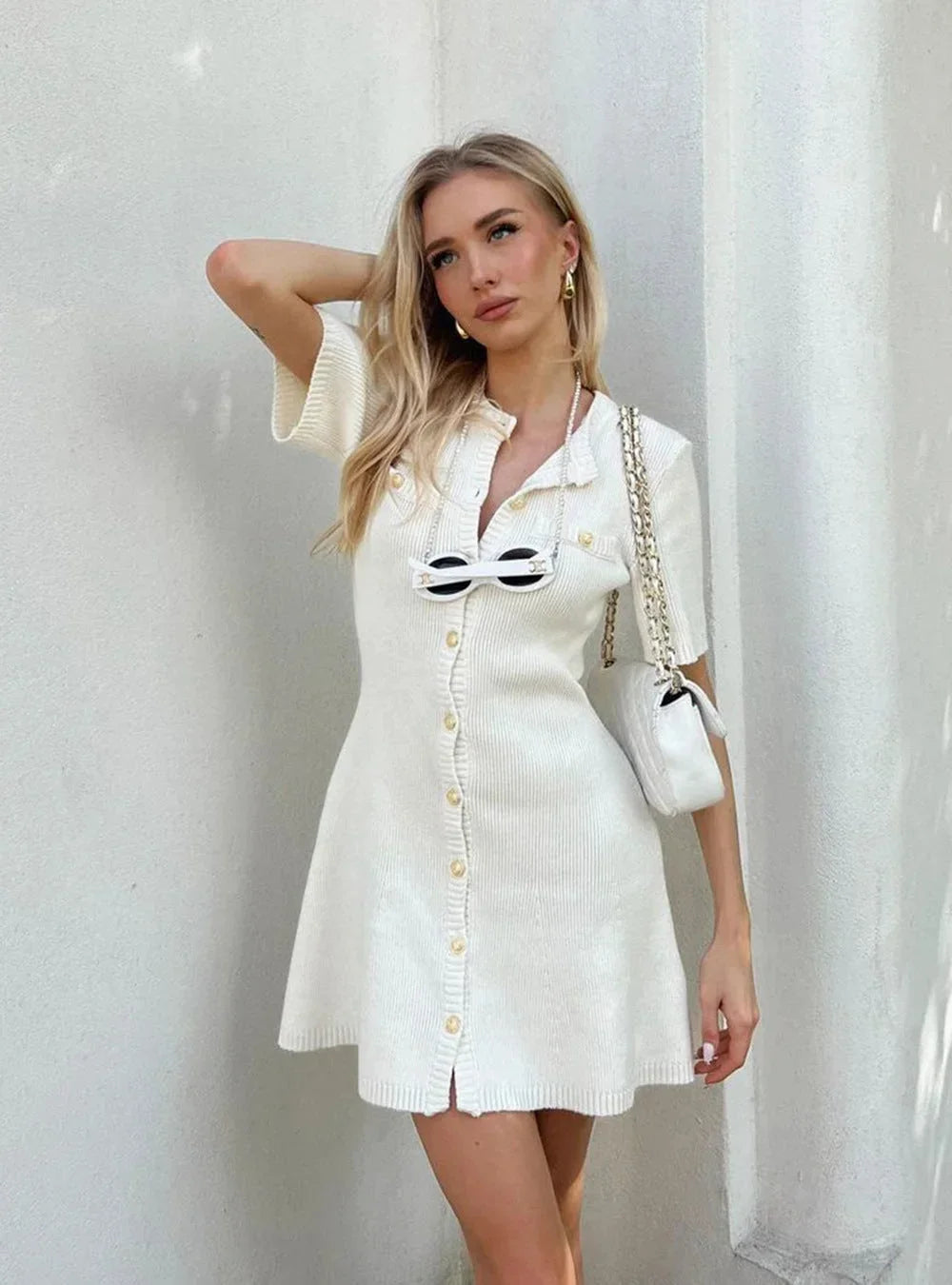 Robe courte côtelée en coton, manches courtes, boutonnée sur le devant, parfaite pour un look décontracté d'été. Plusieurs…