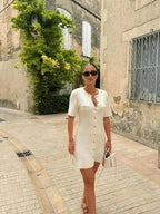 Robe courte côtelée en coton, à manches courtes et boutons, idéale pour l'été, disponible en plusieurs couleurs.