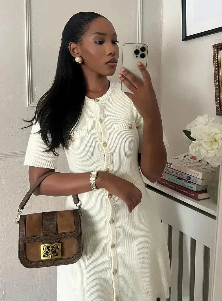 Robe courte côtelée en coton avec manches courtes et boutons, idéale pour l'été, disponible en plusieurs teintes.