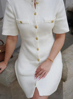 Robe courte côtelée en coton avec manches courtes et boutons, idéale pour un look décontracté d'été. Disponible en diverses…