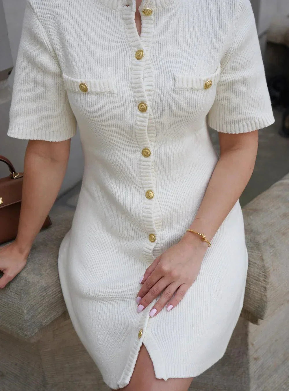 Robe courte côtelée en coton avec manches courtes et boutons, idéale pour un look décontracté d'été. Disponible en diverses…