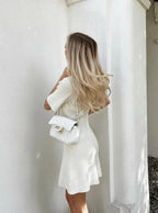 Robe courte côtelée, manches courtes, avec boutons devant, en coton léger, parfaite pour les journées d'été. Plusieurs…