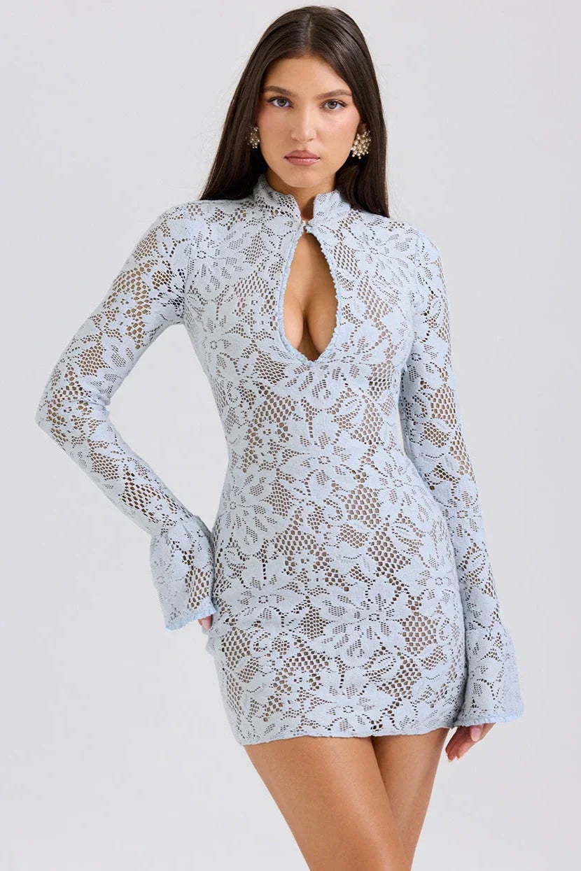 Robe courte en dentelle avec col montant, manches longues, et décolleté plongeant, ornée de détails en crochet.