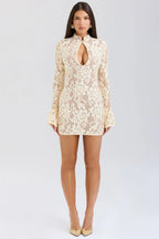 Robe courte en dentelle avec col montant, manches longues, décolleté plongeant et détails en crochet pour une soirée élégante.