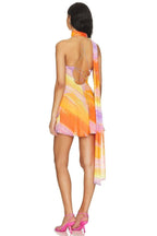 Robe courte dégradé coucher de soleil avec col licou, en tissu fluide, asymétrique et léger, idéale pour les soirées d'été.