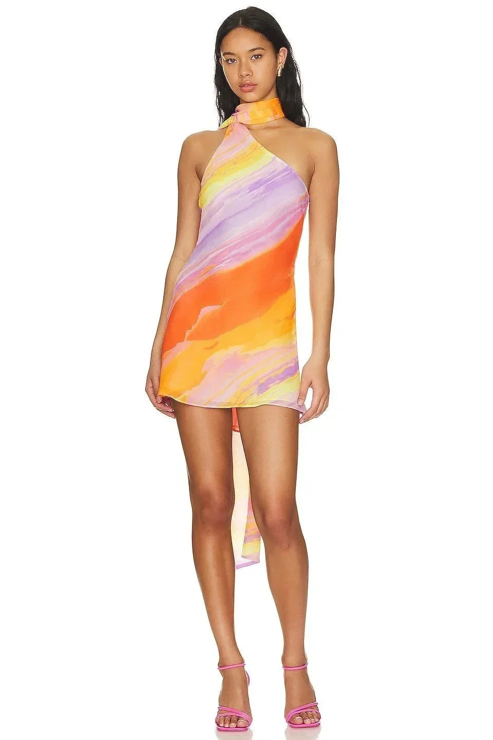 Robe courte asymétrique en tissu fluide, dégradé couleur coucher de soleil, col licou pour soirée estivale.