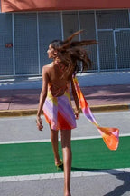 Robe courte dégradé avec col licou, tissu fluide asymétrique, parfaite pour les soirées d'été, couleur coucher de soleil.