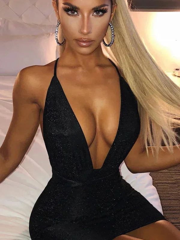 Robe courte dos nu en sequins, décolleté plongeant, idéale pour les soirées clubbing et mise en valeur de la silhouette.
