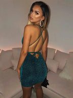 Robe courte dos nu en sequins, décolleté plongeant, parfait pour des soirées clubbing avec un style audacieux et scintillant.
