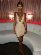 Robe courte en satin pailleté, dos nu, décolleté plongeant, idéale pour soirées clubbing, avec coupe ajustée et effet…