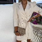 Robe courte à double boutonnage, ceinture et manches longues en tissu léger, idéale pour des soirées. Plusieurs couleurs…