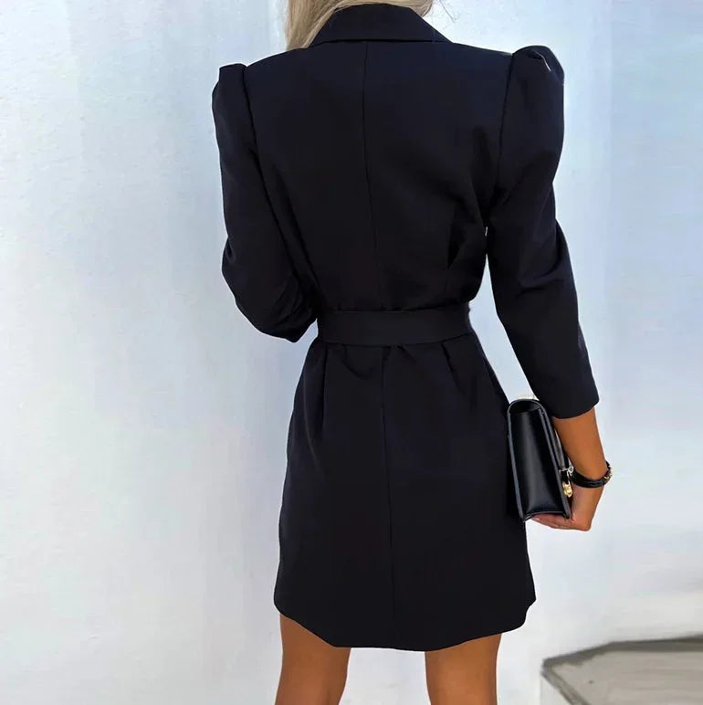 Robe courte à double boutonnage, avec ceinture, manches longues, en tissu fluide, disponible en plusieurs couleurs.