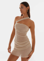 Robe courte drapée beige à une épaule, en jersey doux, avec un design asymétrique et une silhouette élégante.