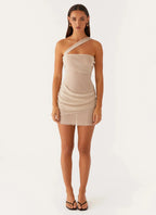 Robe courte drapée beige à une épaule, en tissu léger, avec un design asymétrique et un détail drapé élégant.