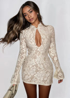 Robe courte en dentelle avec décolleté, manches longues et coupe ajustée, idéale pour les soirées cocktail.