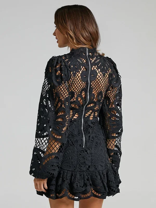 Robe courte en dentelle avec volants, manches longues, design élégant, idéale pour les soirées cocktail, disponible en…