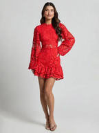 Robe courte en dentelle avec manches longues et volants, parfaite pour les soirées cocktail, disponible en diverses couleurs.