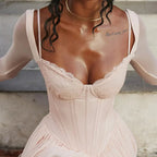 Robe courte en tulle rose blush, manches longues en dentelle, coupe ajustée, parfaite pour une soirée élégante.