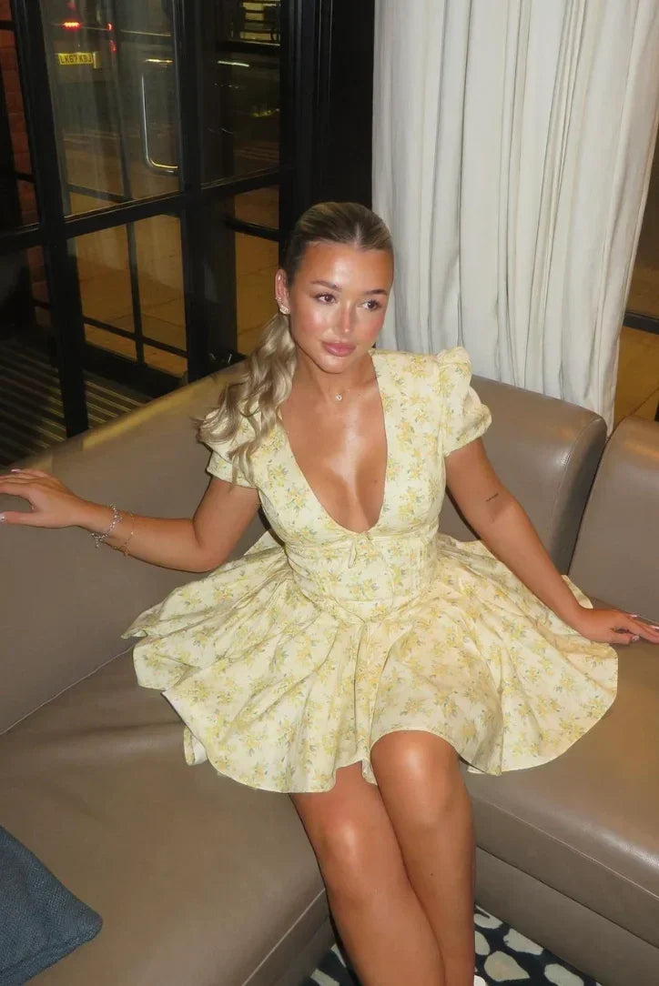 Robe courte jaune à fleurs, manches courtes, dos noué, en coton léger, coupe évasée idéale pour l'été et les jardins.