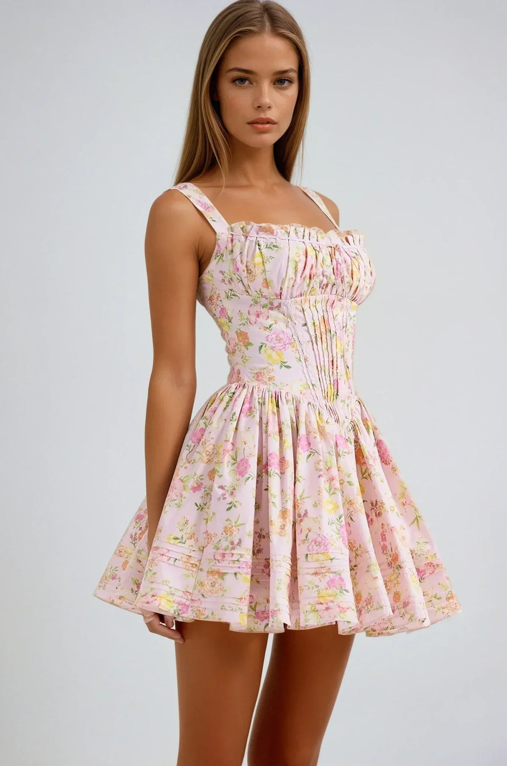 Robe courte fleurie rose à corset, en coton léger, avec bretelles larges et imprimé floral pour l'été.