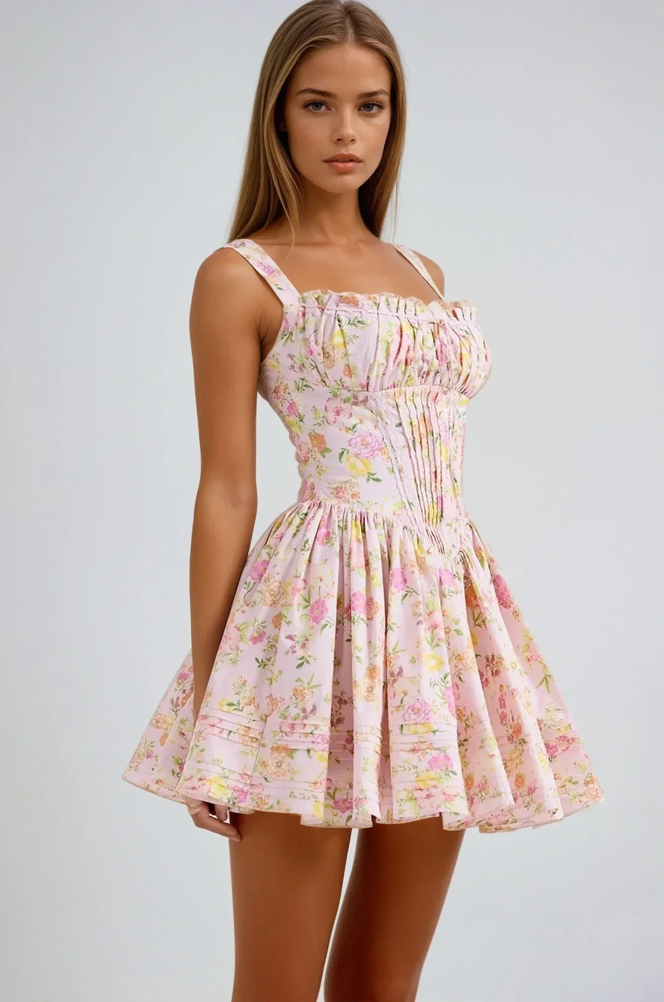 Robe courte fleurie rose à corset, en coton léger, avec bretelles larges et imprimé floral pour l'été.