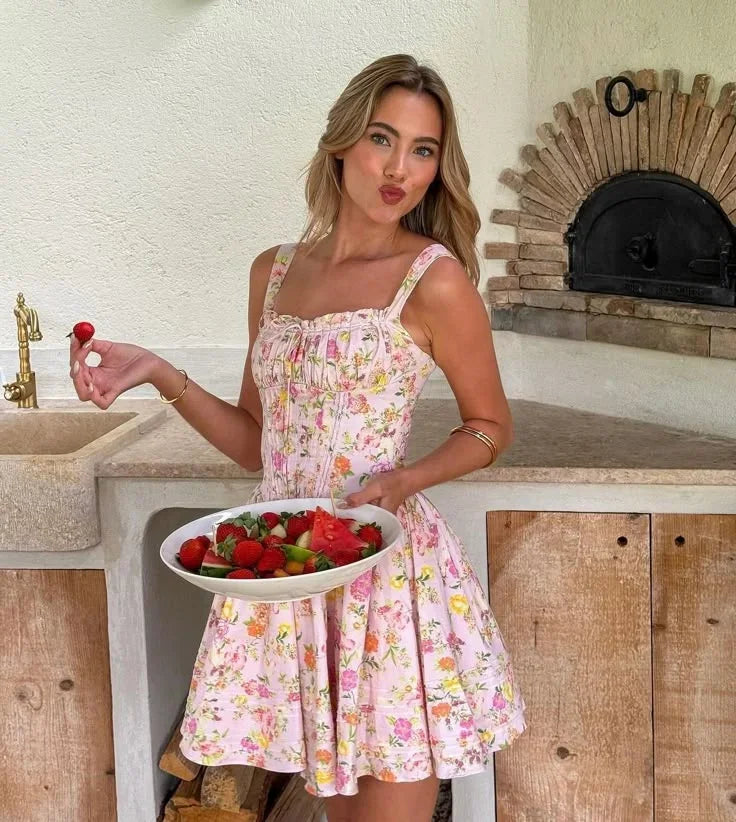 Robe courte fleurie rose à corset, en coton léger, avec bretelles larges et motif floral, idéale pour les journées d'été.