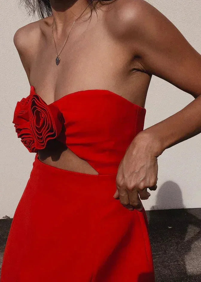 Robe courte en coton avec bustier découpé et motifs floraux, idéale pour les soirées d'été.