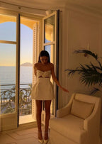 Robe courte florale avec bustier découpé et imprimé de fleurs, parfaite pour les soirées d'été, en tissu léger et fluide.